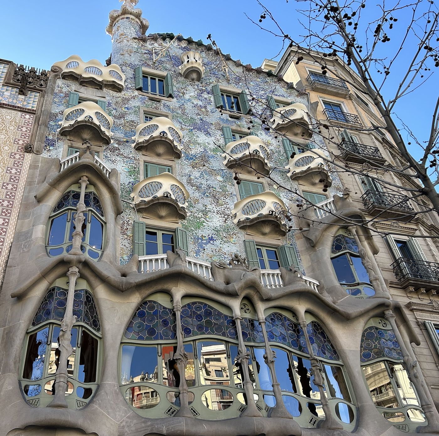 バルセロナのグラシア通りに建つカサ・バトリョの外観