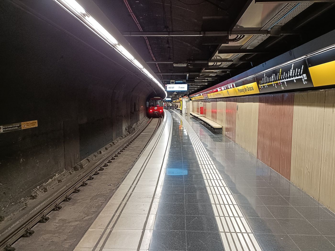 パサッジ・デ・グラシア駅のホーム